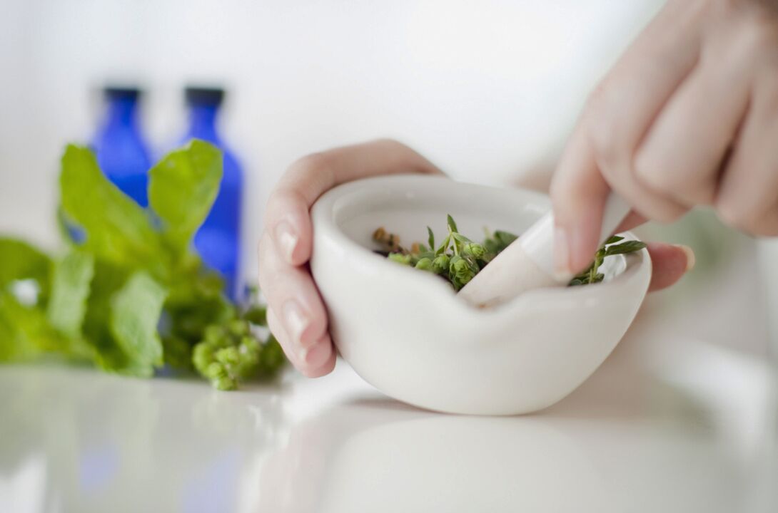 Traitement traditionnel des douleurs articulaires avec des herbes médicinales